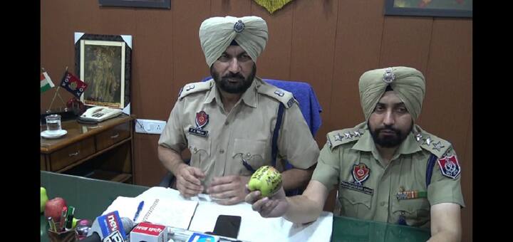 ਇਹ ਸਾਰਾ ਮਾਮਲਾ ਪੰਜਾਬ ਪੁਲਿਸ ਦੇ ਅਧਿਕਾਰੀਆਂ ਤੇ ਜਿਲ੍ਹਾ ਪ੍ਰਸ਼ਾਸਨ ਦੇ ਧਿਆਨ ਵਿੱਚ ਲਿਆਂਦਾ ਗਿਆ ਹੈ। ਖਰੀਦਦਾਰ ਨਰੇਸ਼ ਕੁਮਾਰ ਨੇ ਦੱਸਿਆ ਕਿ ਉਸ ਨੇ ਇਹ ਨਾਅਰੇ ਲਿਖੇ ਸੇਬ ਕੋਟਕਪੂਰਾ ਦੇ ਡੀਐਸਪੀ ਤੇ ਐਸਪੀ ਡੀ ਨੂੰ ਸੌਂਪ ਦਿੱਤੇ ਹਨ ਪਰ ਪੁਲਿਸ ਇਸ ਨੂੰ ਹਲਕੇ ਵਿੱਚ ਲੈ ਰਹੀ ਹੈ। ਉਨ੍ਹਾਂ ਮੰਗ ਕੀਤੀ ਕਿ ਇਸ ਮਾਮਲੇ ਦੀ ਗੰਭੀਰਤਾ ਨਾਲ ਜਾਂਚ ਕੀਤੀ ਜਾਵੇ ਤੇ ਦੇਸ਼ ਦਾ ਮਾਹੌਲ ਖਰਾਬ ਕਰਨ ਵਾਲਿਆਂ ਖਿਲਾਫ ਸਖ਼ਤ ਕਾਰਵਾਈ ਕੀਤੀ ਜਾਵੇ।