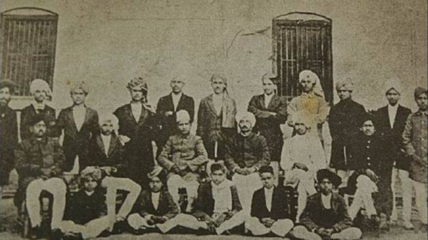 ਇਹ ਤਸਵੀਰ ਭਗਤ ਸਿੰਘ ਦੀ ਉਸ ਵੇਲੇ ਦੀ ਹੈ ਜਦੋਂ ਉਹ ਡੀਏਵੀ ਕਾਲਜ, ਲਾਹੌਰ ਪੜ੍ਹਦਾ ਸੀ। ਇਹ ਕਾਲਜ ਦੀ ਡਰਾਮਾ ਸੁਸਾਇਟੀ ਦੀ ਗਰੁੱਪ ਫੋਟੋ ਹੈ। ਇਹ ਫੋਟੋ ਲਗਪਗ 1923 ਦੇ ਸਮੇਂ ਦੀ ਹੈ।