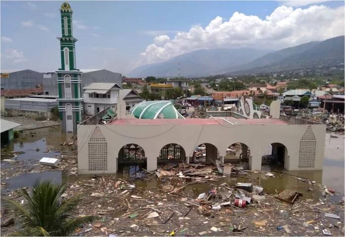 ਹਸਪਤਾਲਾਂ ਜ਼ਖਮੀਆਂ ਨਾਲ ਖਚਾਖਚ ਭਰੇ ਹਨ। ਕਈ ਲੋਕਾਂ ਦਾ ਇਲਾਜ ਖੁੱਲ੍ਹੇ ਆਸਮਾਨ ਥੱਲੇ ਕੀਤਾ ਜਾ ਰਿਹਾ ਹੈ।