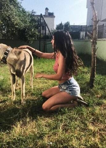 ਰੋਡਾ ਆਪਣੇ ਪਾਲਤੂ ਕੁੱਤੇ ਨਾਲ ਬਹੁਤ ਪਿਆਰ ਕਰਦੀ ਹੈ।