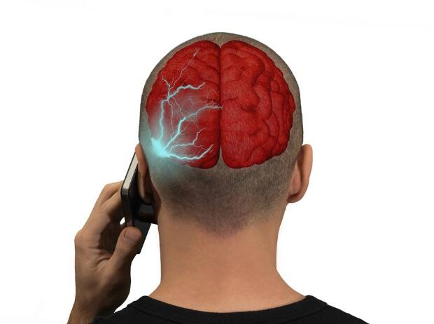 brain tumer threat due to smartphone ਫ਼ੋਨ 'ਤੇ ਲਗਾਤਾਰ ਅੱਧਾ ਘੰਟਾ ਗੱਲ ਕਰਨ 'ਤੇ ਹੋ ਸਕਦਾ ਬ੍ਰੇਨ ਟਿਊਮਰ