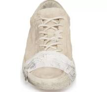 ਮੈਲ਼ੇ ਜਿਹੇ ਦਿੱਸਣ ਵਾਲੇ ਇਨ੍ਹਾਂ ਜੁੱਤਿਆਂ ਦੀ ਕੀਮਤ ਜਾਣ ਉੱਡ ਜਾਣਗੇ ਹੋਸ਼ !