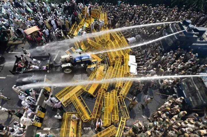ਕਿਸਾਨਾਂ ਤੇ ਸੁਰੱਖਿਆ ਬਲਾਂ ਵਿਚਾਲੇ ਤਿੱਖਾ ਸੰਘਰਸ਼ ਚੱਲ ਰਿਹਾ ਹੈ। ਪੁਲਿਸ ਨੇ ਕਿਸਾਨਾਂ 'ਤੇ ਕਾਬੂ ਪਾਉਣ ਲਈ ਪਾਣੀ ਦੀਆਂ ਬੁਛਾੜਾਂ ਕੀਤੀਆਂ ਤੇ ਅੱਥਰੂ ਗੈਸ ਦੇ ਗੋਲੇ ਛੱਡੇ।