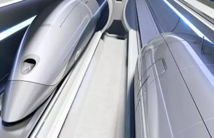 ਕੈਪਸੂਲ ਤਿਆਰ ਕਰਨ ਲਈ ਲਗਭਗ ਛੇ ਸਾਲ ਲੱਗੇ ਹਨ। ਇਸ ਰੇਲ ਗੱਡੀ ਦਾ ਬਾਹਰੀ ਹਿੱਸਾ ਕਾਰਬਨ ਫਾਈਬਰ ਦਾ ਬਣਿਆ ਹੋਇਆ ਹੈ। ਸਭ ਤੋਂ ਖਾਸ ਗੱਲ ਇਹ ਹੈ ਕਿ ਕੈਪਸੂਲ ਬਾਰੇ 2012 ਵਿੱਚ ਟੈਸਲਾ ਤੇ ਸਪੇਸ-ਐਕਸ ਦੇ ਮਾਲਕ ਐਲੇਨ ਮਸਕ ਨੇ ਜਨਤਕ ਤੌਰ 'ਤੇ ਇਸ ਦੇ ਨਿਰਮਾਣ ਦਾ ਐਲਾਨ ਕੀਤਾ।