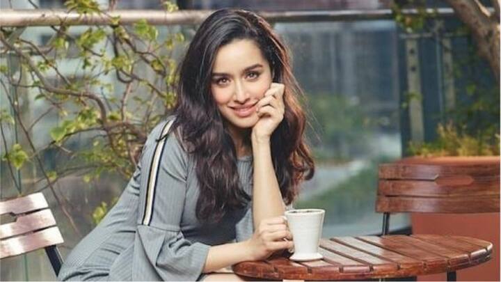  Shraddha Kapoor- ਖ਼ਬਰ ਹੈ ਕਿ ਸ਼ਰਧਾ ਕਪੂਰ ਹਰ ਫਿਲਮ ਲਈ 23 ਕਰੋੜ ਰੁਪਏ ਲੈਂਦੀ ਹੈ। ਇਕ ਰਿਪੋਰਟ ਦੇ ਅਨੁਸਾਰ, ਫਿਲਮ 'ਸਤ੍ਰੀ' ਵਿਚ ਉਸ ਨੂੰ 7 ਕਰੋੜ ਰੁਪਏ ਫੀਸ ਵਜੋਂ ਦਿੱਤੇ ਗਏ ਸੀ, ਜਦੋਂਕਿ ਰਾਜਕੁਮਾਰ ਰਾਓ ਦੀ ਫੀਸ ਘੱਟ ਸੀ।