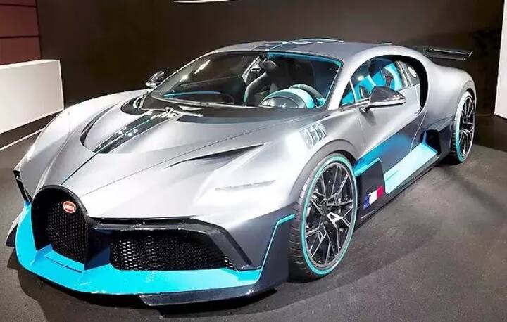 ਇੱਕ ਦੌਰਾਨ ਬੁਗਾਟੀ ਦੀ ਡਿਵੋ ਦਾ ਨਜ਼ਾਰਾ ਵੀ ਦੇਖਣ ਲਾਇਕ ਸੀ। ਇਸ ਦੀ ਕੀਮਤ 50 ਲੱਖ ਯੂਰੋ ਯਾਨੀ ਕਰੀਬ 40 ਕਰੋੜ ਰੁਪਏ ਰੱਖੀ ਹੈ। ਡਿਵੋ ਦੀ ਦਿਖ ਵਿਜ਼ਨ ਗ੍ਰੈਨ ਟੂਰਿਜ਼ਮ ਨਾਲ ਕਾਫੀ ਮਿਲਦੀ-ਜੁਲਦੀ ਹੈ। ਇਹ 380 ਕਿਲੋਮੀਟਰ ਪ੍ਰਤੀ ਘੰਟੇ ਦੀ ਰਫਤਾਰ ਆਸਾਨੀ ਨਾਲ ਫੜ੍ਹ ਸਕਦੀ ਹੈ।