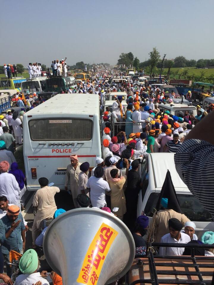 ਸ਼੍ਰੀ ਗੁਰੂ ਗ੍ਰੰਥ ਸਾਹਿਬ ਦੀ ਬੇਅਦਬੀ ਦੇ ਵਿਰੋਧ ਵਿੱਚ ਪੰਥਕ ਜਥੇਬੰਦੀਆਂ ਨੇ ਕੋਟਕਪੂਰਾ ਤੋਂ ਬਰਗਾੜੀ ਤੱਕ ਰੋਸ ਮਾਰਚ ਕਰ ਕੀਤਾ। ਇਹ ਰੋਸ ਮਾਰਚ ਅਨਾਜ ਮੰਡੀ ਬਰਗਾੜੀ ਵਿੱਚ ਪਹੁੰਚਿਆ ਜਿੱਥੇ ਬੇਅਦਬੀ ਖ਼ਿਲਾਫ਼ ਪੰਥਕ ਮੋਰਚਾ ਲਾਇਆ ਗਿਆ ਹੈ। ਇਸ ਰੋਸ ਮਾਰਚ ਵਿੱਚ ਪੰਥਕ ਮੋਰਚੇ ਦੇ ਹਮਾਇਤੀਆਂ ਤੋਂ ਇਲਾਵਾ ਆਮ ਆਦਮੀ ਪਾਰਟੀ ਦਾ ਬਾਗੀ ਸੁਖਪਾਲ ਖਹਿਰਾ ਧੜਾ ਵੀ ਪਹੁੰਚਿਆ ਹੈ।