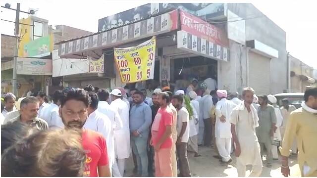 ਪਰ ਕਾਂਗਰਸ ਦੀ ਕਿੱਲਿਆਂਵਾਲੀ ਰੈਲੀ ਬਾਅਦ ਖ਼ਾਸ ਨਜ਼ਾਰਾ ਵੇਖਣ ਨੂੰ ਮਿਲਿਆ ਜਦੋਂ ਦਿਨ ਭਰ ਦੀ ਥਕਾਨ ਉਤਾਰਨ ਲਈ ਇਕੱਠ ਨੇ ਠੇਕਿਆਂ 'ਤੇ ਜਾ ਰੌਣਕਾਂ ਲਾਈਆਂ।