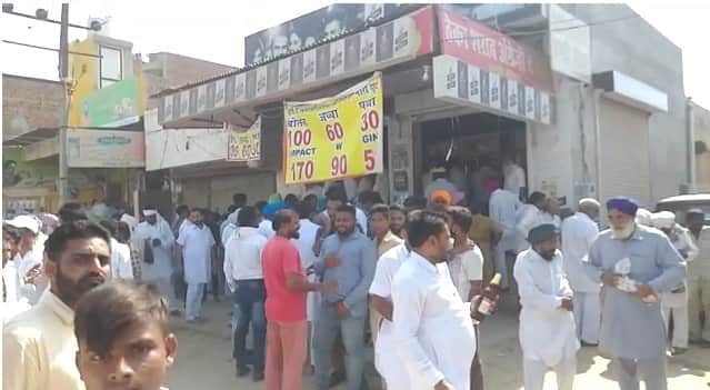 ਹਾਲਾਂਕਿ ਪੰਜਾਬ ਦੀ ਹੱਦ ਵਿੱਚ ਸਿਰਫ ਇੱਕ ਠੇਕਾ ਸੀ ਜਿਸ ’ਤੇ ਲੋਕਾਂ ਦੀ ਗਿਣਤੀ ਘੱਟ ਸੀ ਪਰ ਹਰਿਆਣਾ ਦੀ ਹੱਦ ਨਾਲ ਲੱਗਦੇ ਠੇਕੇ ਵਿੱਚ ਸੈਂਕੜੇ ਗਿਣਤੀ ਲੋਕਾਂ ਦਾ ਇਕੱਠ ਜਮ੍ਹਾ ਸੀ। 