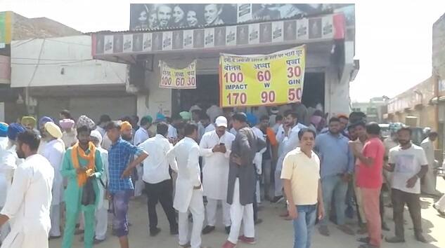 ਹਰਿਆਣਾ ਦੀ ਹੱਦ ਨਾਲ ਲੱਗਦੇ ਠੇਕੇ ਵਿੱਚ ਲੋਕ ਇੱਕ-ਦੋ ਨਹੀਂ, ਬਲਕਿ 6-6 ਬੋਤਲਾਂ ਸ਼ਰਾਬ ਖਰੀਦਦੇ ਨਜ਼ਰ ਆਏ।