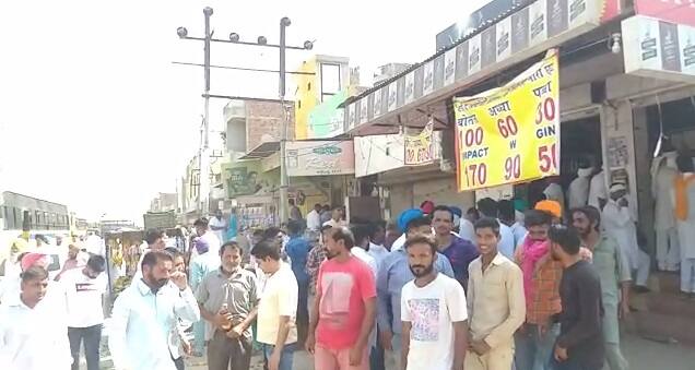 ਪੰਜਾਬ ਦੇ ਐਕਸਾਈਜ਼ ਵਿਭਾਗ ਦੀ ਟੀਮ ਵੀ ਉੱਥੇ ਮੌਜੂਦ ਸੀ ਪਰ ਲੋਕਾਂ ਨੇ ਉਨ੍ਹਾਂ ਦੀ ਕੋਈ ਪੇਸ਼ ਨਹੀਂ ਜਾਣ ਦਿੱਤੀ।