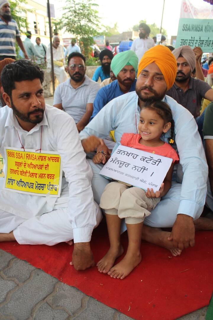 ਅਧਿਆਪਕਾਂ ਨੇ ‘ਅਧਿਆਪਕ ਮੋਰਚਾ’ ਨਾਂ ਦੇ ਬੈਨਰ ਹੇਠ 26 ਜੱਥੇਬੰਦੀਆ ਦੇ ਅਧਿਆਪਕ ਆਪਣੀਆਂ ਮੰਗਾਂ ਨੂੰ ਲੈ ਕੇ ਮਰਨ ਵਰਤ ’ਤੇ ਬੈਠੇ ਹਨ। 