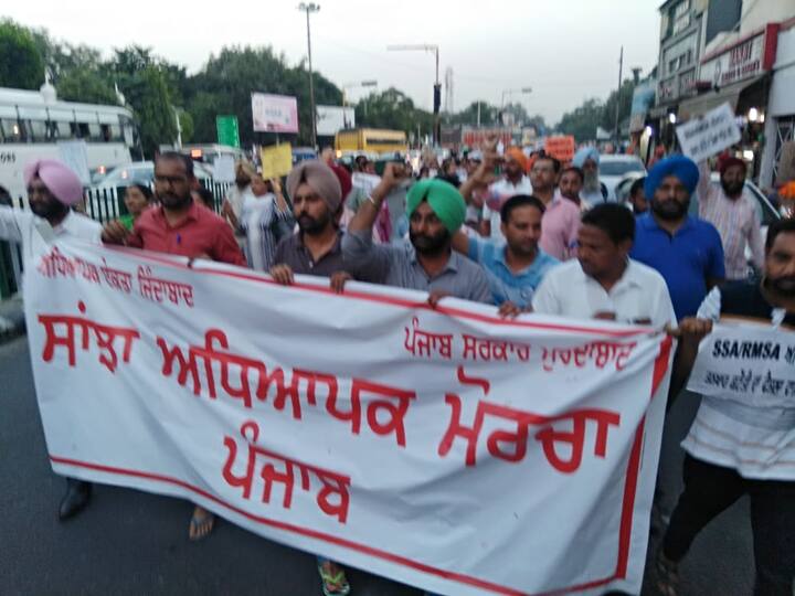 ਇਸ ਸਬੰਧੀ ਪੀੜਤ ਅਧਿਆਪਕਾਂ ਨੇ ਮੁੱਖ ਮੰਤਰੀ ਦੇ ਸ਼ਹਿਰ ਵਿੱਚ ਸਰਕਾਰ ਖਿਲਾਫ਼ ਮੋਰਚਾ ਖੋਲ੍ਹ ਦਿੱਤਾ ਹੈ। 