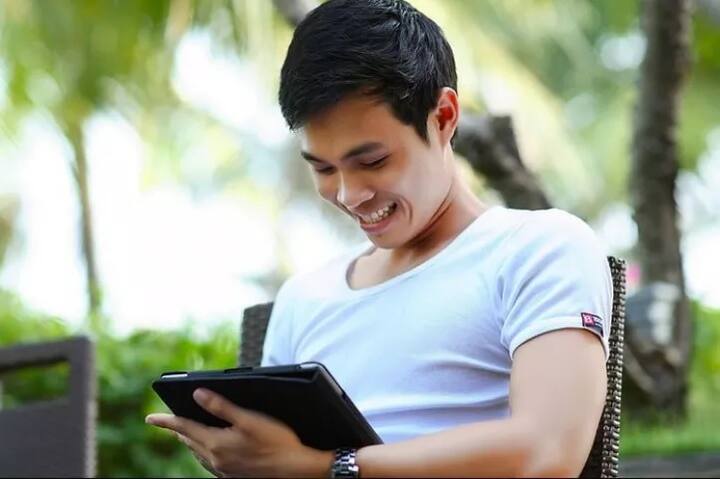 ਡਾਕਟਰ ਮਨੋਜ ਦਾ ਕਹਿਣਾ ਹੈ ਕਿ ਵੈਬ ਸੀਰੀਜ਼ ਦੇ ਆਉਣ ਤੋਂ ਪਹਿਲਾਂ ਲੋਕ ਆਪਣੇ ਐਪੀਸੋਡ ਦੀ ਅਗਲੀ ਲੜੀ ਦਾ ਇੱਕ-ਇੱਕ ਹਫ਼ਤਾ ਇੰਤਜ਼ਾਰ ਕਰਦੇ ਸਨ ਪਰ ਹੁਣ ਵੈੱਬ ਸੀਰੀਜ਼ ਲੋਕਾਂ ਨੂੰ ਐਡਿਕਟ ਕਰ ਰਹੀ ਹੈ। ਲੋਕ ਕਈ-ਕਈ ਘੰਟੇ ਬੈਠ ਕੇ ਵੈਬ ਸੀਰੀਜ਼ ਦੇਖਦੇ ਹਨ।