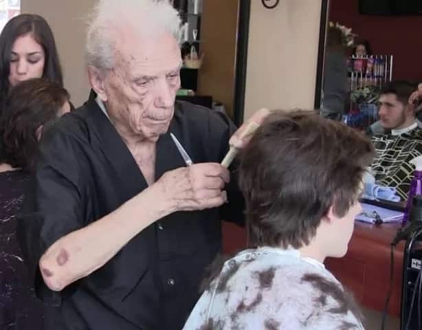 14 ਸਾਲ ਪਹਿਲਾਂ ਉਨ੍ਹਾਂ ਦੀ ਪਤਨੀ ਦੀ ਮੌਤ ਹੋ ਗਈ ਸੀ। ਇਸ ਤੋਂ ਬਾਅਦ ਖ਼ੁਦ ਨੂੰ ਵਿਅਸਤ ਰੱਖਣ ਲਈ ਐਂਥਨੀ ਫੁੱਲ ਟਾਈਮ ਵਾਲ ਕੱਟਣ ਦਾ ਕੰਮ ਕਰਦੇ ਹਨ। 