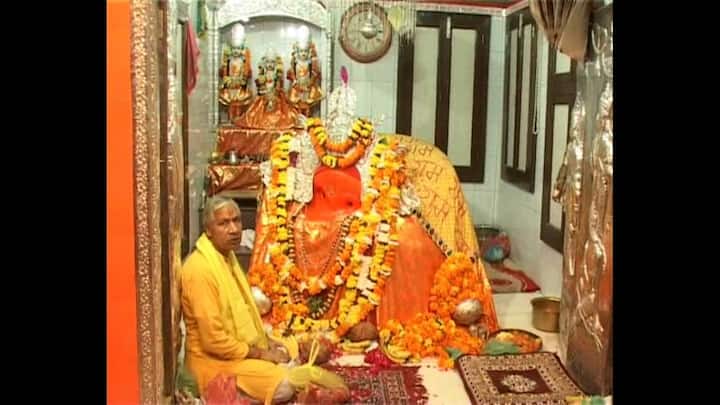 ਮੰਦਰ ਦਾ ਇਤਿਹਾਸ- ਦੱਸਿਆ ਜਾਂਦਾ ਹੈ ਕਿ ਮੰਦਰ ਵਿੱਚ ਹਨੂਮਾਨ ਦੀ ਮੂਰਤੀ ਦਾ ਸਬੰਧ ਉਸ ਸਮੇਂ ਨਾਲ ਹੈ ਜਦੋਂ ਭਗਵਾਨ ਰਾਮ ਨੇ ਸੀਤਾ ਨੂੰ ਇੱਕ ਧੋਬੀ ਦੇ ਮਿਹਣੇ ’ਤੇ ਬਨਵਾਸ ਭੇਜ ਦਿੱਤਾ ਸੀ। 