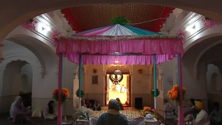 ਅਟਾਰੀ: ਚੌਥੀ ਪਾਤਸ਼ਾਹੀ ਸ੍ਰੀ ਗੁਰੂ ਰਾਮ ਦਾਸ ਜੀ ਦੇ ਪਾਕਿਸਤਾਨ ’ਚ ਸਥਿਤ ਗੁਰਦੁਆਰਾ ਜਨਮ ਅਸਥਾਨ ਚੂਨਾ ਮੰਡੀ ਲਾਹੌਰ ਵਿਖੇ ਅੱਜ ਸ੍ਰੀ ਗੁਰੂ ਰਾਮ ਦਾਸ ਜੀ ਦਾ ਪ੍ਰਕਾਸ਼ ਦਿਹਾੜਾ ਪਾਕਿਸਤਾਨ ਦੀਆਂ ਸਿੱਖ ਸੰਗਤਾਂ ਵੱਲੋਂ ਮਨਾਇਆ ਗਿਆ। 