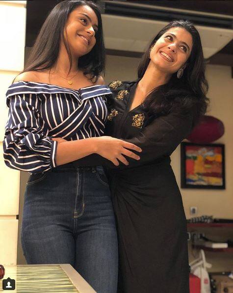 ਮਾਂ-ਧੀ ਦੀ ਇਹ ਤਸਵੀਰਾਂ ਪਹਿਲੀ ਵਾਰ ਸਾਹਮਣੇ ਨਹੀਂ ਆਇਆਂ ਇਸ ਤੋਂ ਪਹਿਲਾਂ ਵੀ ਕਈਂ ਵਾਰ ਮਾਂ-ਧੀ ਜੋ ਕੈਮਿਸਟਰੀ ਅਕਸਰ ਹੀ ਫੈਨਸ ਨੂੰ ਦੇਖਣ ਨੂੰ ਮਿਲ ਜਾਂਦੀ ਹੈ। ਕਾਜੋਲ ਜਦੋਂ ਵੀ ਨਿਆਸਾ ਦੇ ਨਾਲ ਨਜ਼ਰ ਆਈ ਹੈ ਦੋਨੋਂ ਬੇਹੱਦ ਖੂਬਸੂਰਤ ਲੱਗਦੀਆਂ ਹਨ।