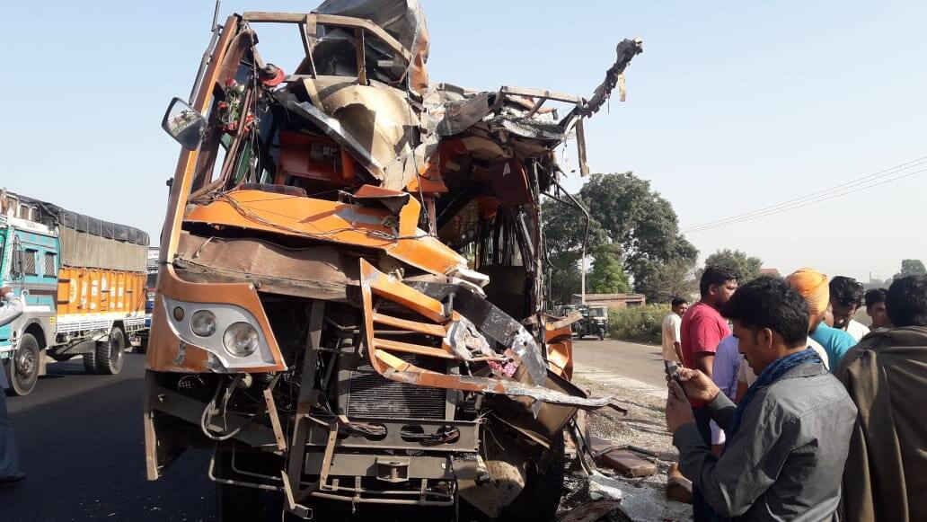 3 killed in bus accident in phillaur ਲੁਧਿਆਣਾ ਨੇੜੇ ਖੜ੍ਹੇ ਟਰੱਕ ਵਿੱਚ ਵੱਜੀ ਬੱਸ, ਤਿੰਨ ਹਲਾਕ
