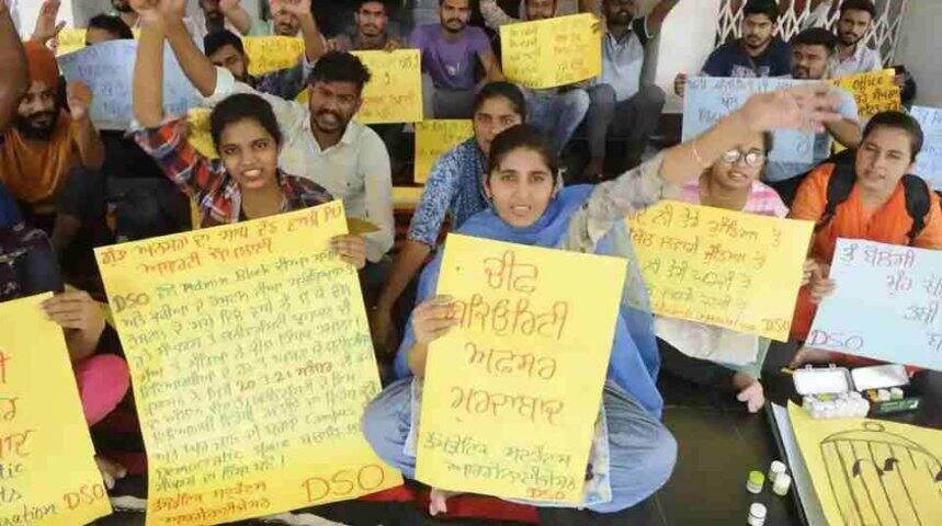 ਧਰਨੇ ’ਤੇ ਬੈਠੀਆਂ PU ਵਿਦਿਆਰਥਣਾਂ ਨੂੰ ਯੂਨੀਵਰਸਿਟੀ ਵੱਲੋਂ ਕੁਝ ਰਾਹਤ punjabi university gives extension for hostel entry time ਧਰਨੇ ’ਤੇ ਬੈਠੀਆਂ PU ਵਿਦਿਆਰਥਣਾਂ ਨੂੰ ਯੂਨੀਵਰਸਿਟੀ ਵੱਲੋਂ ਕੁਝ ਰਾਹਤ