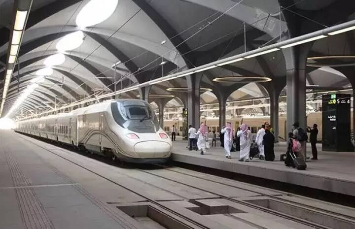 ਇਸ ਪੂਰੇ ਪ੍ਰੋਜੈਕਟ ਦੀ ਲਾਗਤ 16 ਬਿਲੀਅਨ ਡਾਲਰ ਰਹੀ ਹੈ। ਇਸ ਲਈ ਸਾਊਦੀ ਨੇ ਸਪੇਨ ਤੋਂ 2011 ਵਿੱਚ ਸੌਦਾ ਕੀਤਾ ਸੀ ਜਿਸ ਵਿੱਚ ਟਰੈਕ ਤੋਂ ਲੈ ਕੇ 35 ਹਾਈ ਸਪੀਡ ਰੇਲਾਂ ਦੀ ਸਪਲਾਈ ਲਈ ਸਮਝੌਤੇ ’ਤੇ ਹਸਤਾਖ਼ਰ ਕੀਤੇ ਗਏ ਸੀ।