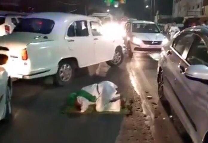 Man offers Namaz outside UP CM’s secretariat ਸੜਕ ਵਿਚਾਲੇ ਪੜ੍ਹੀ ਨਮਾਜ਼ ਨੇ ਲਾਇਆ ਜਾਮ, ਵੀਡੀਓ ਵਾਇਰਲ