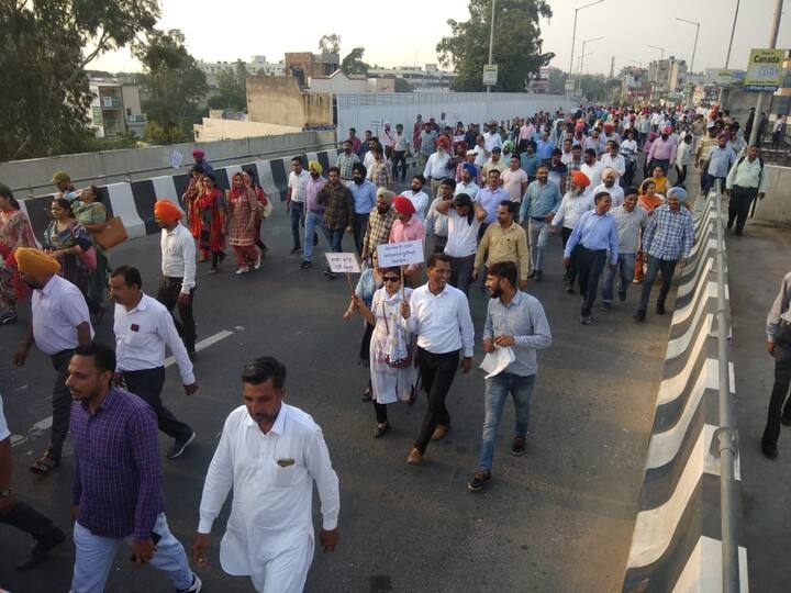 ਪਟਿਆਲਾ: ਨੌਕਰੀ ਪੱਕੀ ਕਰਨ ਦੇ ਏਵਜ਼ ਵਿੱਚ ਤਨਖ਼ਾਹਾਂ ਵਿੱਚ ਕਟੌਤੀ ਕਰਨ ਦਾ ਲਗਾਤਾਰ ਵਿਰੋਧ ਕਰ ਰਹੇ ਅਧਿਆਪਕਾਂ ਨੇ ਮੁੱਖ ਮੰਤਰੀ ਦੇ ਜੱਦੀ ਸ਼ਹਿਰ ਵਿੱਚ ਜ਼ੋਰਦਾਰ ਹਮਲਾ ਬੋਲਿਆ ਹੈ।