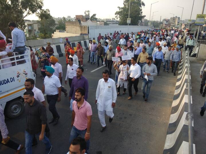 ਅਧਿਆਪਕਾਂ ਨੇ ਆਉਣ ਵਾਲੇ ਦਿਨਾਂ ਵਿੱਚ ਤਿੱਖਾ ਸੰਘਰਸ਼ ਵਿੱਢਣ ਦੀ ਚਿਤਾਵਨੀ ਦਿੱਤੀ ਹੈ। ਉਨ੍ਹਾਂ ਕਿਹਾ ਸਿੱਖਿਆ ਮੰਤਰੀ ਓਪੀ ਸੋਨੀ ਤੇ ਮੁੱਖ ਮੰਤਰੀ ਕੈਪਟਨ ਅਮਰਿੰਦਰ ਸਿੰਘ ਦੀ ਰਿਹਾਇਸ਼ ਦਾ ਵੀ ਘਿਰਾਓ ਕੀਤਾ ਜਾਏਗਾ।
