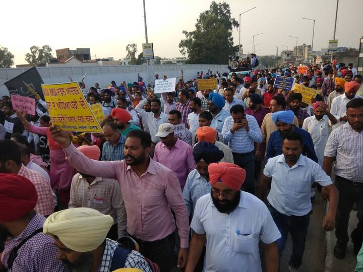 ਸਾਂਝਾ ਮੋਰਚਾ ਅਧਿਆਪਕ ਯੂਨੀਅਨ ਦੇ ਬੈਨਰ ਹੇਠ ਅਧਿਆਪਕਾਂ ਦੇ ਵੱਡੇ ਰੋਸ ਮਾਰਚ ਨੇ ਹਲਚਲ ਮਚਾ ਦਿੱਤੀ। ਪਟਿਆਲਾ ਸ਼ਹਿਰ ਦੀਆਂ ਸੜਕਾਂ 'ਤੇ ਅਧਿਆਪਕ ਹੀ ਅਧਿਆਪਕ ਵਿਖਾਈ ਦੇ ਰਹੇ ਹਨ।