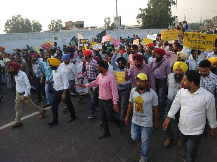 ਅਧਿਆਪਕਾਂ ਨੇ ਗੁਰਦੁਆਰਾ ਦੂਖ ਨਿਵਾਰਨ ਸਾਹਿਬ ਤੋਂ ਫੁਹਾਰਾ ਚੌਕ ਤਕ ਮਾਰਚ ਕੀਤਾ ਤੇ ਸਰਕਾਰ ਵਿਰੁੱਧ ਜੰਮ ਕੇ ਭੜਾਸ ਕੱਢੀ।