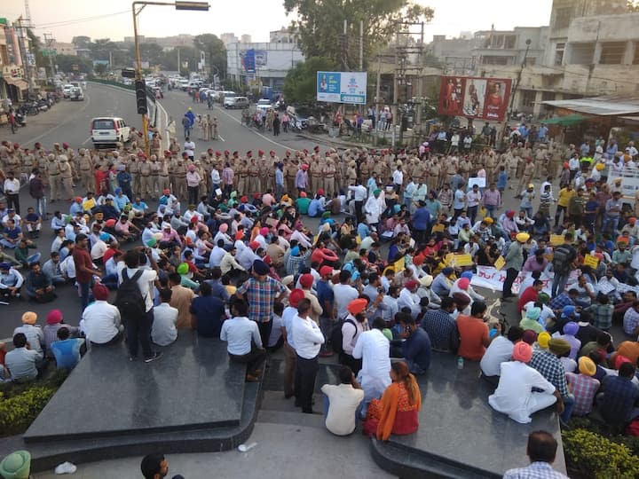 ਪੰਜਾਬ ਯੂਨੀਵਰਸਿਟੀ ਚੰਡੀਗੜ੍ਹ ਦੀ ਸਟੂਡੈਂਟ ਯੂਨੀਅਨ ਦੀ ਪ੍ਰਧਾਨ ਕਾਨੂੰਪ੍ਰਿਆ ਸਣੇ ਕਈ ਹੋਰ ਕਈ ਹੋਰ ਜਥੇਬੰਦੀਆਂ ਨੇ ਅਧਿਆਪਕਾਂ ਦਾ ਸਮਰਥਨ ਕੀਤਾ।