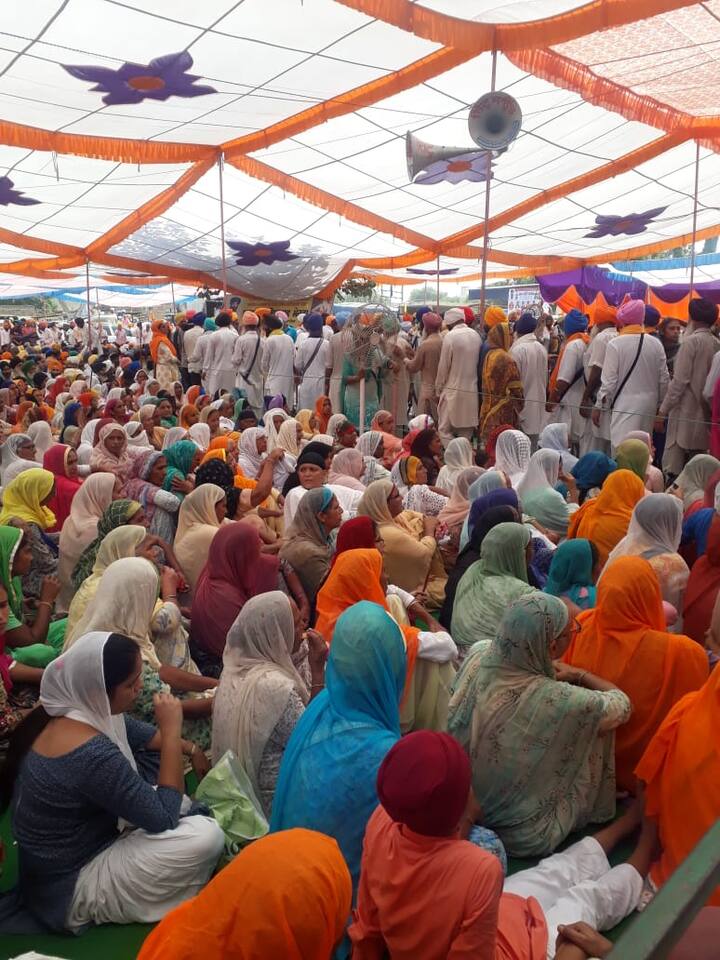 ਬਰਗਾੜੀ ਵਿਖੇ ਜੁੜੇ ਇਕੱਠ ਵਿੱਚ ਖਾਲਿਸਤਾਨੀ ਝੰਡੇ ਵੀ ਵੇਖੇ ਗਏ। ਇਨ੍ਹਾਂ ਸਮਾਗਮਾਂ ਵਿੱਚ ਅਕਾਲੀ ਦਲ ਹੀ ਨਿਸ਼ਾਨੇ 'ਤੇ ਰਿਹਾ। ਬੁਲਾਰਿਆਂ ਨੇ ਕਾਂਗਰਸ 'ਤੇ ਵੀ ਢਿੱਲੀ ਕਾਰਵਾਈ ਦੇ ਇਲਜ਼ਾਮ ਲਾਏ।