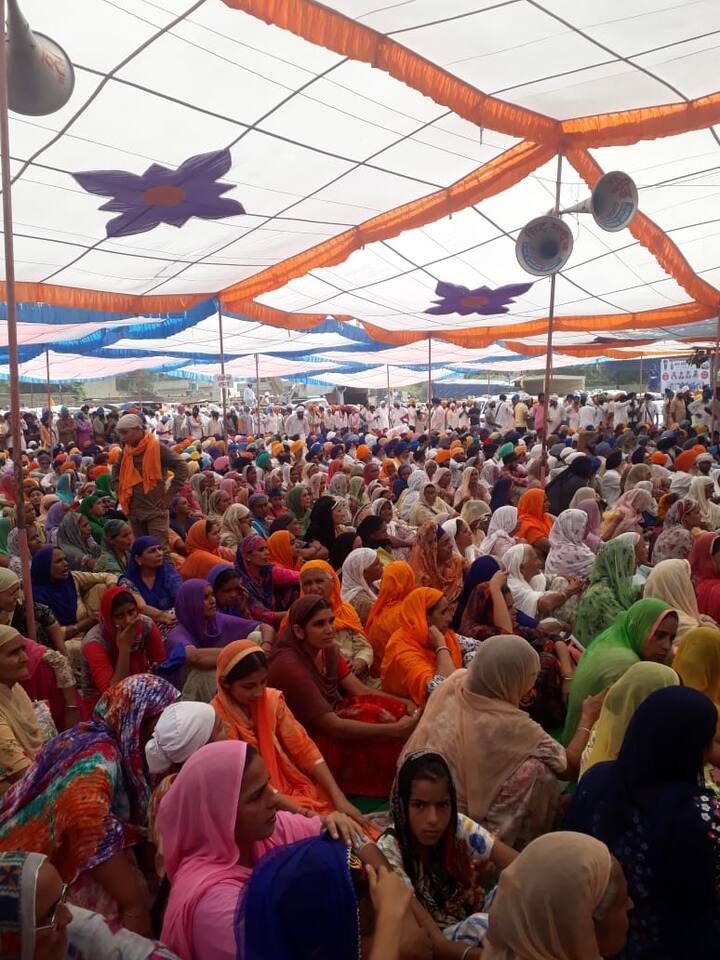  ਬਰਗਾੜੀ ਮੋਰਚਾ ਨੂੰ ਪੰਜਾਬੀਆਂ ਦੀ ਮਿਲੀ ਵੱਡੀ ਹਮਾਇਤ ਤੋਂ ਬਾਅਦ ਪੰਜਾਬ ਸਰਕਾਰ ਵੀ ਦੋਸ਼ੀਆਂ ਨੂੰ ਸਲਾਖਾਂ ਪਿੱਛੇ ਪਹੁੰਚਾਉਣ ਲਈ ਸਰਗਰਮ ਹੋ ਗਈ ਹੈ। ਸੱਤ ਅਕਤੂਬਰ ਦੇ ਰੋਸ ਮਾਰਚ ਵਿੱਚ ਸਿੱਖ ਸੰਗਤਾਂ ਦੇ ਰੋਹ ਨੂੰ ਵੇਖਦਿਆਂ ਅੱਜ ਕਾਂਗਰਸ ਦੇ ਮੰਤਰੀ ਖੁਦ ਬਰਗਾੜੀ ਮੋਰਚਾ ਦੇ ਸਮਾਗਮਾਂ ਵਿੱਚ ਪਹੁੰਚੇ। 