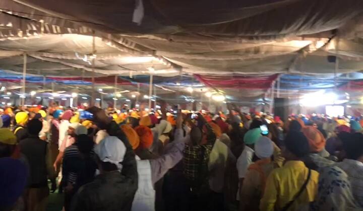 ਦੋਵਾਂ ਲੀਡਰਾਂ ਨੂੰ ਦੇਖ ਲੋਕਾਂ ਦਾ ਪਾਰਾ ਚੜ੍ਹ ਗਿਆ। ਲੋਕਾਂ ਨੇ ਤੁਰੰਤ ਸੋਸ਼ਲ ਮੀਡੀਆ 'ਤੇ ਵੀਡੀਓਜ਼ ਪਾ ਕੇ ਆਪਾ ਗੁੱਸਾ ਜ਼ਾਹਰ ਕੀਤਾ। 