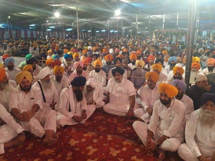 ਗੁਰਦਾਸਪੁਰ ਜ਼ਿਲ੍ਹੇ ਦੇ ਪਿੰਡ ਛੋਟੇ ਘੁੰਮਣ ‘ਚ ਬਾਬਾ ਹਜ਼ਾਰਾ ਸਿੰਘ ਛੋਟੇ ਘੁੰਮਣਾਂ ਦੀ ਬਰਸੀ ਸਮਾਗਮ ਮੌਕੇ ਸ਼੍ਰੋਮਣੀ ਅਕਾਲੀ ਦਲ ਦੇ ਪ੍ਰਧਾਨ ਸੁਖਬੀਰ ਬਾਦਲ ਤੇ ਸਾਬਕਾ ਮੰਤਰੀ ਬਿਕਰਮ ਮਜੀਠੀਆ ਦੇ ਆਉਣ ‘ਤੇ ਦੀਵਾਨ ਸੁਣ ਰਹੇ ਲੋਕਾਂ ਵਿੱਚ ਹਲਚਲ ਪੈਦਾ ਹੋ ਗਈ। 