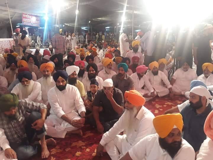 ਹਾਲਾਂਕਿ, ਲੋਕਾਂ ਦੇ ਵਿਰੋਧ ਤੋਂ ਬਾਅਦ ਮੰਚ ਤੋਂ ਸ਼ਾਂਤ ਰਹਿਣ ਦੀ ਅਪੀਲ ਵੀ ਕੀਤੀ ਗਈ।