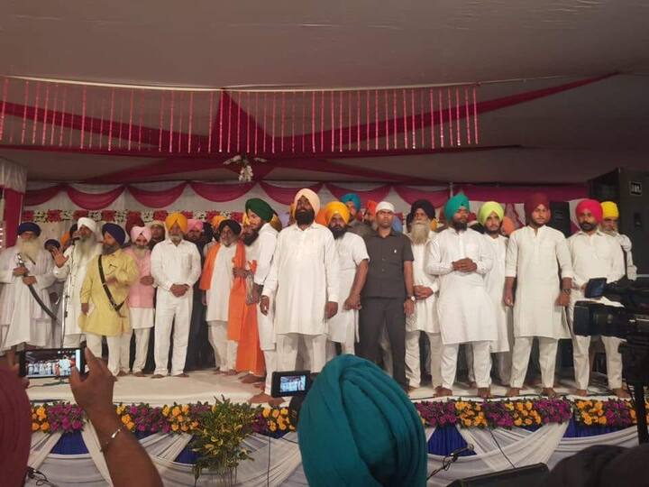 ਇਸ ਤੋਂ ਬਾਅਦ ਕਾਫੀ ਗਿਣਤੀ ਵਿੱਚ ਸੰਗਤ ਦੇ ਚਲੇ ਜਾਣ ਤੋਂ ਬਾਅਦ ਮੋਹਤਬਰਾਂ ਨੇ ਸੁਖਬੀਰ ਬਾਦਲ ਨੂੰ ਸਨਮਾਨਤ ਕਰ ਦਿੱਤਾ ਗਿਆ ਪਰ ਦੋਵਾਂ ਅਕਾਲੀ ਲੀਡਰਾਂ ਵਿੱਚੋਂ ਕਿਸੇ ਨੇ ਵੀ ਮੰਚ ਤੋਂ ਸੰਬੋਧਨ ਨਹੀਂ ਕੀਤਾ। 