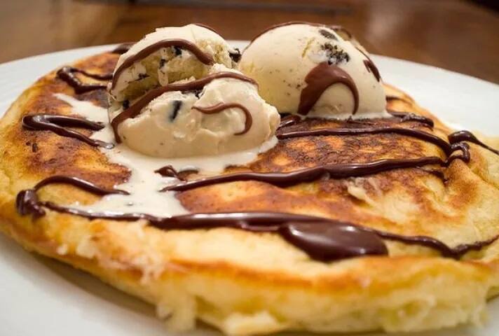 ਪੈਨਕੇਕ ਨੂੰ ਇੱਕ ਬਿਹਤਰੀਨ ਨਾਸ਼ਤਾ ਮੰਨਿਆ ਜਾਂਦਾ ਹੈ। ਇਸ ਵਿੱਚ ਫਲ, ਚਾਕਲੇਟ, ਸਿਰਪ ਤੇ ਕਈ ਹੋਰ ਟੌਪਿੰਗਸ ਭਰੇ ਜਾਂਦੇ ਹਨ। ਰਿਪੋਰਟ ਅਨੁਸਾਰ, ਲਗਪਗ 3,300 ਈਸਾ ਪੂਰਵ ਦੌਰਾਨ ਵੀ ਪੈਨਕੇਕ ਮੌਜੂਦ ਸੀ।