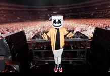 ਫੁਟਬਾਲ ਖੇਡਣ ਤੇ ਡਾਂਸ ਕਰਨ ਲੱਗਿਆਂ ਚਿਹਰੇ ’ਤੇ ਮਾਸਕ ਪਾਉਂਦਾ ਇਹ ਖਿਡਾਰੀ