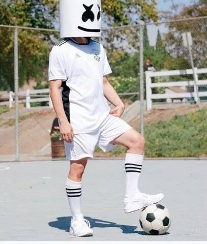  ਪਬਲਿਕ ਅਪੀਅਰੈਂਸ ਜਾਂ ਕਿਸੇ ਪ੍ਰੋਗਰਾਮ ਦੌਰਾਨ ਵੀ ਮਾਰਸ਼ ਹੈਲਮਿਟ ਨੁਮਾ ਮਾਸਕ ਪਾਉਂਦਾ ਹੈ। ਉਹ ਨਹੀਂ ਚਾਹੁੰਦਾ ਕਿ ਦੁਨੀਆ ਉਸ ਨੂੰ ਚਿਹਰੇ ਤੋਂ ਪਛਾਣੇ।