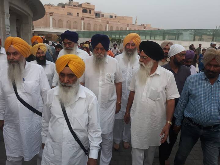 ਸ਼੍ਰੋਮਣੀ ਅਕਾਲੀ ਦਲ ਦੇ ਖਫਾ ਹੋਏ ਸੀਨੀਅਰ ਲੀਡਰ ਅੱਜ ਸ਼੍ਰੀ ਹਰਿਮੰਦਰ ਸਾਹਿਬ ਮੱਥਾ ਟੇਕਣ ਪਹੁੰਚੇ। ਚਰਚਾ ਹੈ ਕਿ ਅੱਜ ਉਹ ਕੋਈ ਵੱਡਾ ਐਲਾਨ ਕਰ ਸਕਦੇ ਹਨ। 