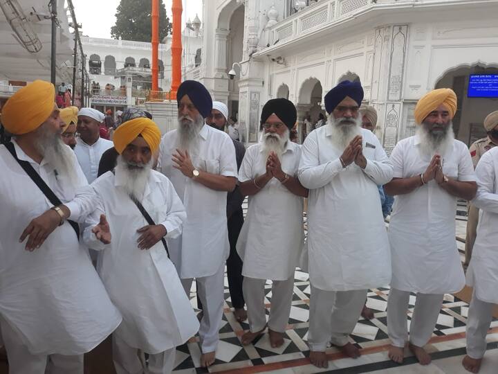 ਦਿਲਚਸਪ ਗੱਲ਼ ਹੈ ਕਿ ਬਾਦਲ ਪਰਿਵਾਰ ਨੇ ਇਨ੍ਹਾਂ ਨੂੰ ਮਨਾਉਣ ਦੀ ਵੀ ਕੋਸ਼ਿਸ਼ ਨਹੀਂ ਕੀਤੀ, ਉਲਟਾ ਸੋਮਵਾਰ ਨੂੰ ਚੰਡੀਗੜ੍ਹ ਵਿੱਚ ਹੋਈ ਮੀਟਿੰਗ ਵਿੱਚ ਇਨ੍ਹਾਂ ਨੂੰ ਨਹੀਂ ਬੁਲਾਇਆ ਗਿਆ।