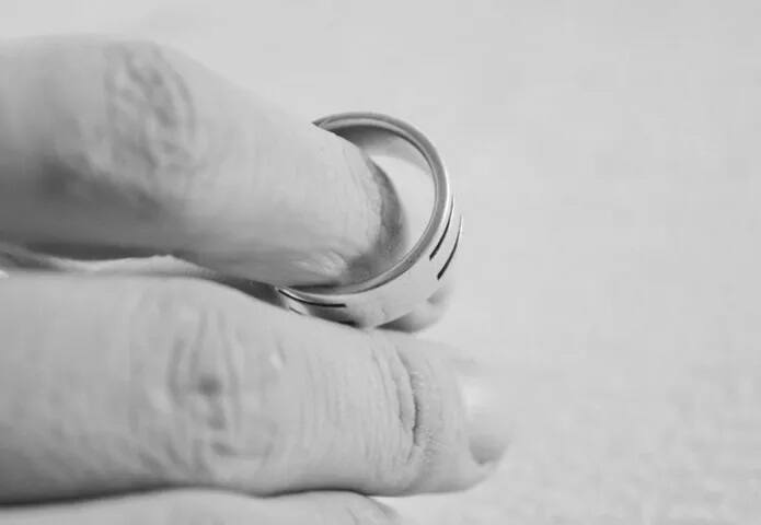 ਜੋ ਲੋਕ ਵੱਧ ਪੜ੍ਹ-ਲਿਖੇ ਹੁੰਦੇ ਹਨ ਉਨ੍ਹਾਂ ਦੇ ਤਲਾਕ ਦੀ ਨੌਬਤ ਵੀ ਵੱਧ ਹੁੰਦੀ ਹੈ।