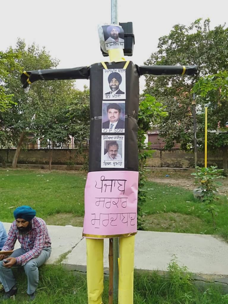 ਅਧਿਆਪਕਾਂ ਨੇ ਰਾਵਣ ਰੂਪੀ ਕੈਪਟਨ ਦੇ ਪੁਤਲਿਆਂ ਨੂੰ ਲਾਂਬੂ ਲਾ ਕੇ ਮਨਾਇਆ ਦੁਸ਼ਹਿਰਾ