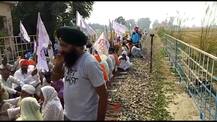 ਪਰਾਲ਼ੀ ਦੇ ਮੁੱਦੇ \'ਤੇ ਕਿਸਾਨਾਂ ਨੇ ਕੀਤਾ ਰੇਲਾਂ ਦਾ ਚੱਕਾ ਜਾਮ, ਦੇਖੋ ਤਸਵੀਰਾਂ
