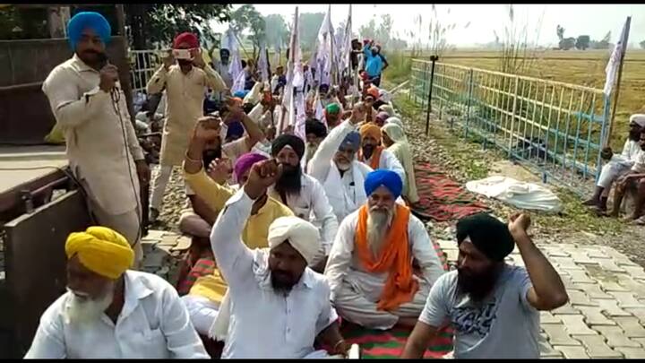 ਇਸ ਦੌਰਾਨ ਕਿਸਾਨਾਂ ਨੇ ਸਰਕਾਰ ਵਿਰੁੱਧ ਨਾਅਰੇਬਾਜ਼ੀ ਵੀ ਕੀਤੀ। ਕਿਸਾਨਾਂ ਦੇ ਰੇਲ ਟਰੈਕ 'ਤੇ ਖੜ੍ਹ ਕੇ ਇਸ ਤਰ੍ਹਾਂ ਨਾਅਰੇਬਾਜ਼ੀ ਕਰਨ ਨਾਲ ਜਿੱਥੇ ਰੇਲਾਂ ਵਿੱਚ ਸਫਰ ਕਰਨ ਵਾਲੇ ਯਾਤਰੀਆਂ ਨੂੰ ਪ੍ਰੇਸ਼ਾਨੀ ਹੋਈ, ਉੱਥੇ ਜ਼ਿਆਦਾ ਭੀੜ ਰਹਿਣ ਕਰਕੇ ਸੜਕੀ ਆਵਾਜ਼ਾਈ ਨੂੰ ਵੀ ਸੇਕ ਲੱਗਾ।