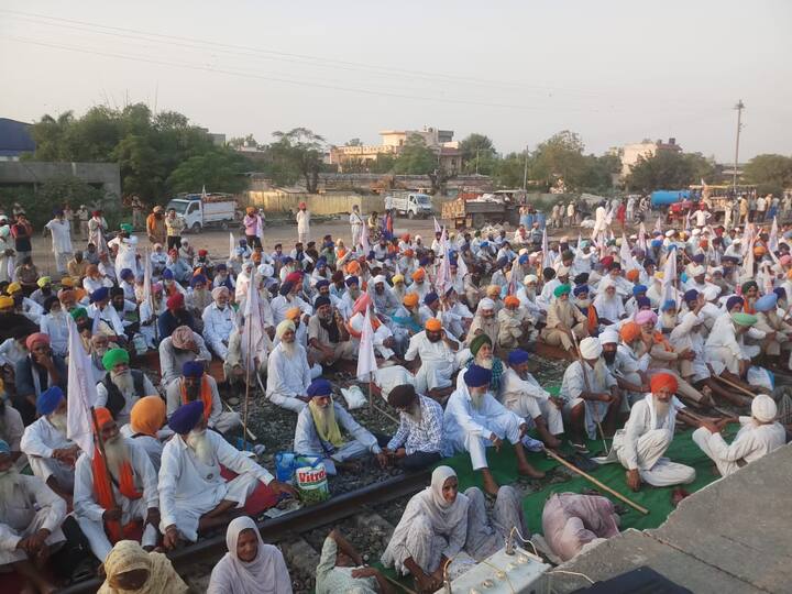 ਪੰਜਾਬ ਸਰਕਾਰ ਵਿਰੁੱਧ ਨਾਰਾਜ਼ਗੀ ਜ਼ਾਹਰ ਕਰਦਿਆਂ ਕਿਸਾਨਾਂ ਨੇ ਕਿਹਾ ਕਿ ਚੋਣਾਂ ਦੌਰਾਨ ਵੱਡੇ ਚੋਣ ਵਾਅਦੇ ਕਰਕੇ ਕਾਂਗਰਸ ਨੇ ਇੱਕ ਵਾਰ ਫਿਰ ਕਿਸਾਨ ਤੇ ਪੰਜਾਬ ਵਿਰੋਧੀ ਚਿਹਰਾ ਨੰਗਾ ਕਰ ਲਿਆ ਹੈ। ਕਾਂਗਰਸ ਸਰਕਾਰ ਚੋਣਾਂ ਦੌਰਾਨ ਕੀਤੇ ਵਾਅਦੇ ਪੁਗਾਉਣ ਦੀ ਬਜਾਏ ਕਿਸਾਨ ਵਿਰੋਧੀ ਨੀਤੀਆਂ ਘੜ ਰਹੀ ਹੈ ਜਿਸ ਦਾ ਉਹ ਡਟਵਾਂ ਵਿਰੋਧ ਕਰਨਗੇ।