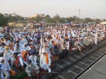 ਪਰਾਲ਼ੀ ਦੇ ਮੁੱਦੇ \'ਤੇ ਕਿਸਾਨਾਂ ਨੇ ਕੀਤਾ ਰੇਲਾਂ ਦਾ ਚੱਕਾ ਜਾਮ, ਦੇਖੋ ਤਸਵੀਰਾਂ