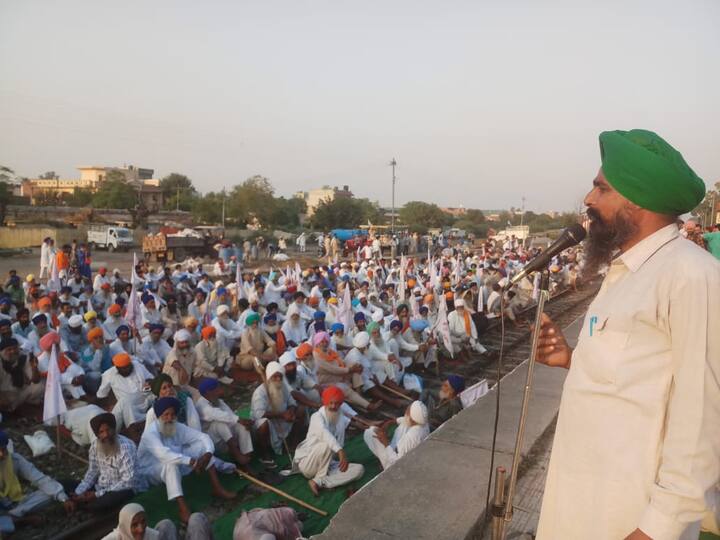 ਜਿਸ ਕਾਰਨ ਜਿੱਥੇ ਯਾਤਰੀਆਂ ਨੂੰ ਭਾਰੀ ਸਮੱਸਿਆਵਾਂ ਦਾ ਸਾਹਮਣਾ ਕਰਨਾ ਪਿਆ, ਉੱਥੇ ਹੀ ਰੇਲਵੇ ਨੂੰ ਵੀ ਚੋਖਾ ਘਾਟਾ ਪਿਆ। ਇਸ ਮੌਕੇ ਕਿਸਾਨਾਂ ਨੇ ਸਰਕਾਰ ਨੂੰ ਚੇਤਾਵਨੀ ਦਿੰਦਿਆਂ ਕਿਹਾ ਕਿ ਜੇ ਉਨ੍ਹਾਂ ਨੂੰ ਨਿਆਂ ਨਾ ਮਿਲਿਆ ਤਾਂ ਇਸ ਤੋਂ ਅਗਲੇ ਸੰਘਰਸ਼ ਦੀ ਰੂਪ-ਰੇਖਾ ਉਲੀਕੀ ਜਾਵੇਗੀ।