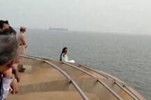 ਸੈਲਫੀ ਦੇ ਚੱਕਰ \'ਚ ਮੁੱਖ ਮੰਤਰੀ ਦੀ ਪਤਨੀ ਦਾ ਖ਼ਤਰਨਾਕ ਕਾਰਾ, ਵੀਡੀਓ ਵਾਇਰਲ